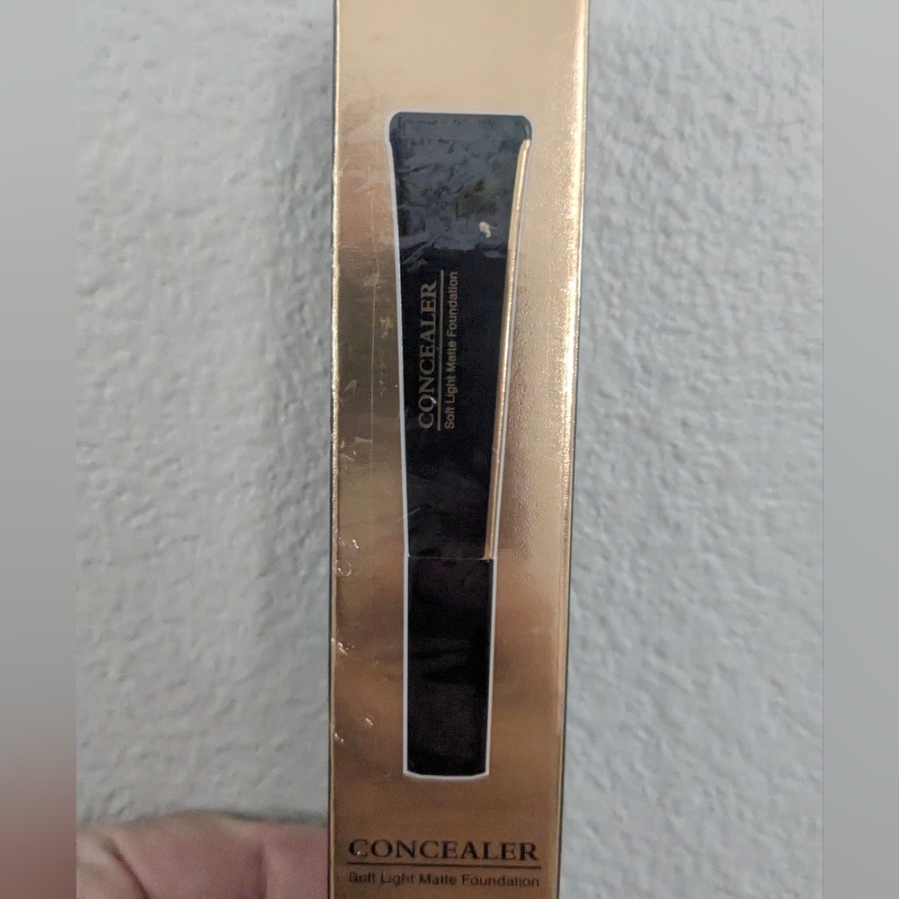 Hello kiss concealer